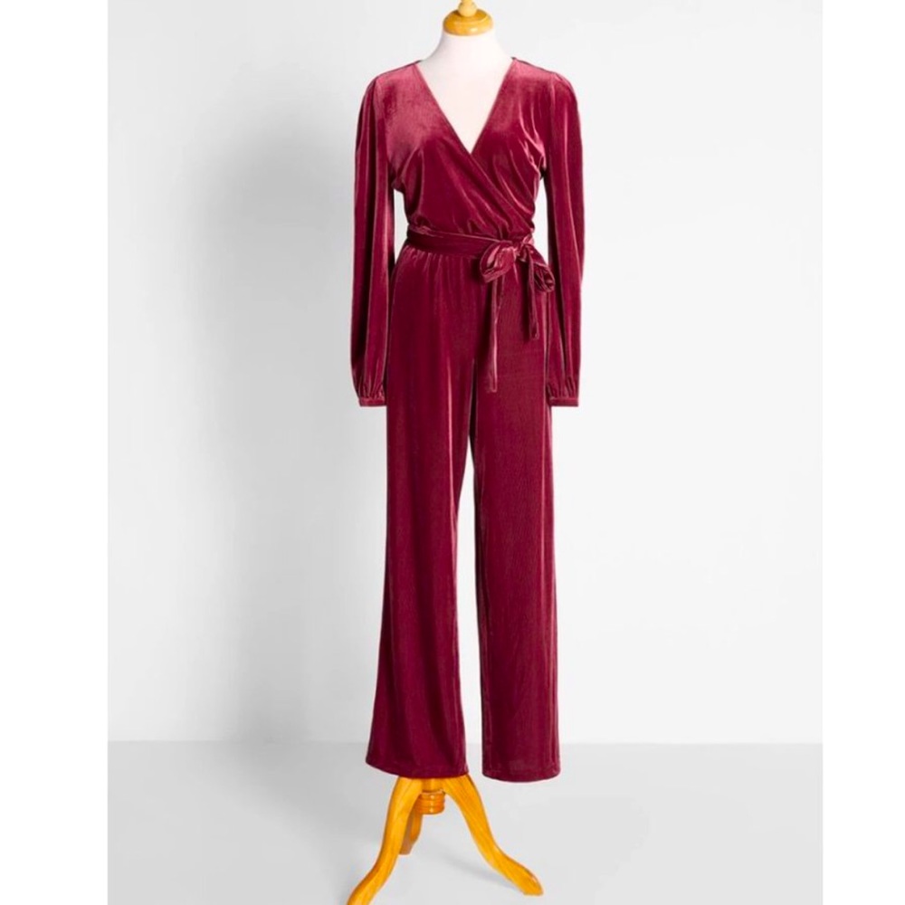 NWT ModCloth A Velvet Persuasion Jumpsuit 🌙